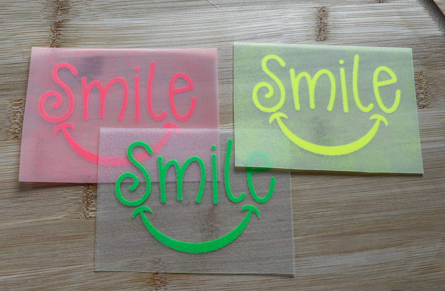 "Smile" Flock Patch zum Aufbügeln - Verleihe deinen Textilien Persönlichkeit